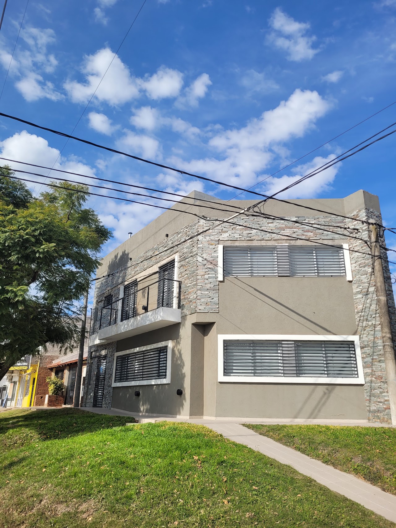 Fachada y recepción de Consultorio Odontológico en Paraná